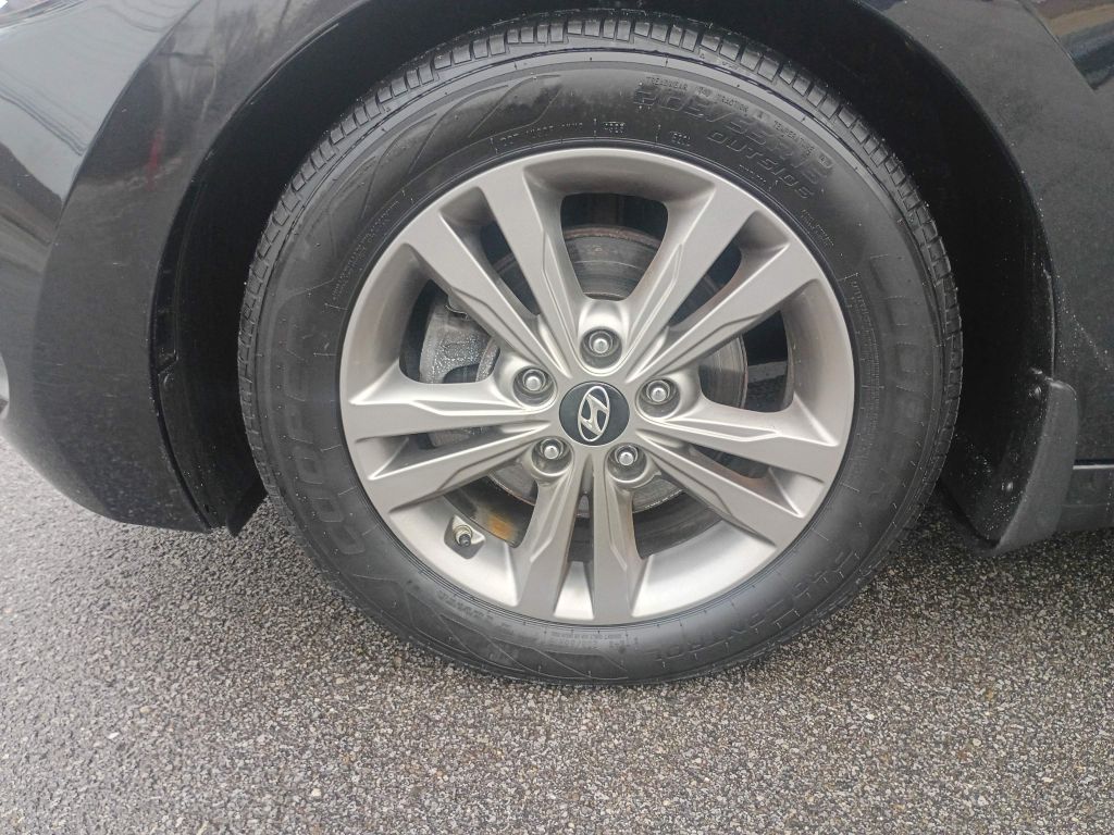 Photo 21 of this HYUNDAI ELANTRA