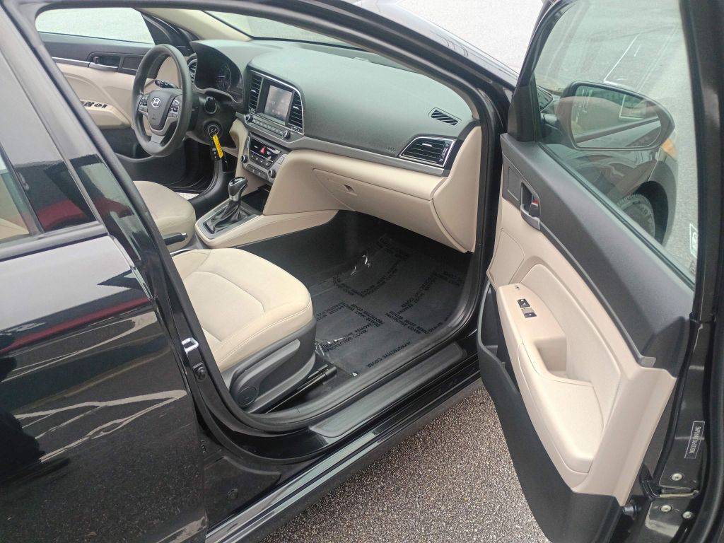 Photo 13 of this HYUNDAI ELANTRA