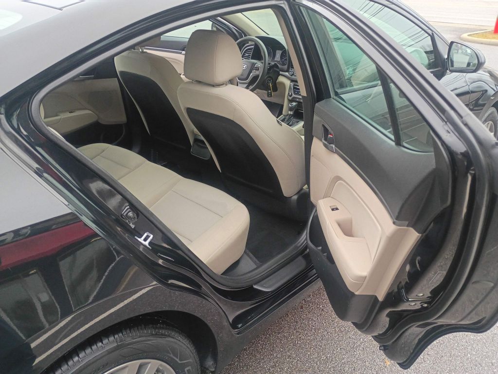 Photo 14 of this HYUNDAI ELANTRA