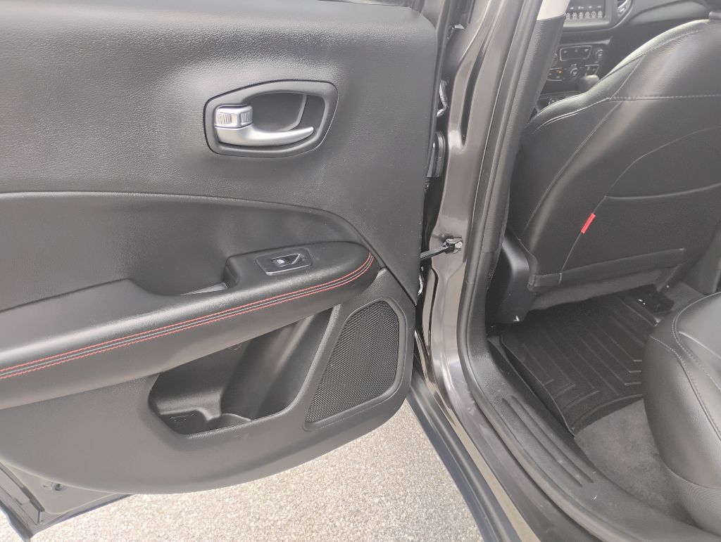 Photo 16 of this JEEP COMPASS
