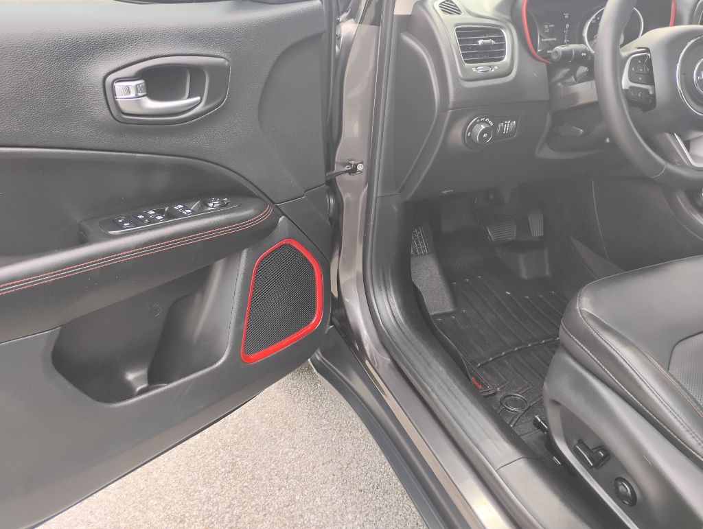Photo 18 of this JEEP COMPASS
