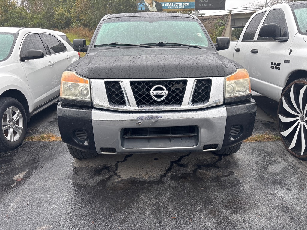 2010 Nissan Titan SE's photo