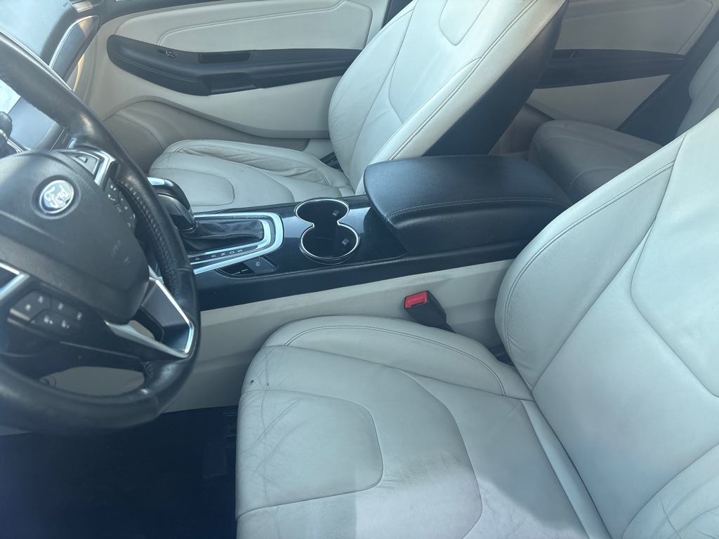 Additional photo of vehicle.