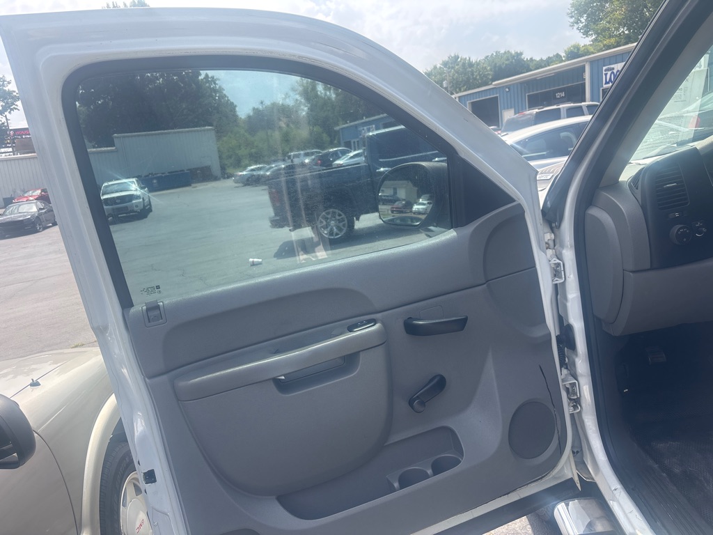 Additional photo of vehicle.