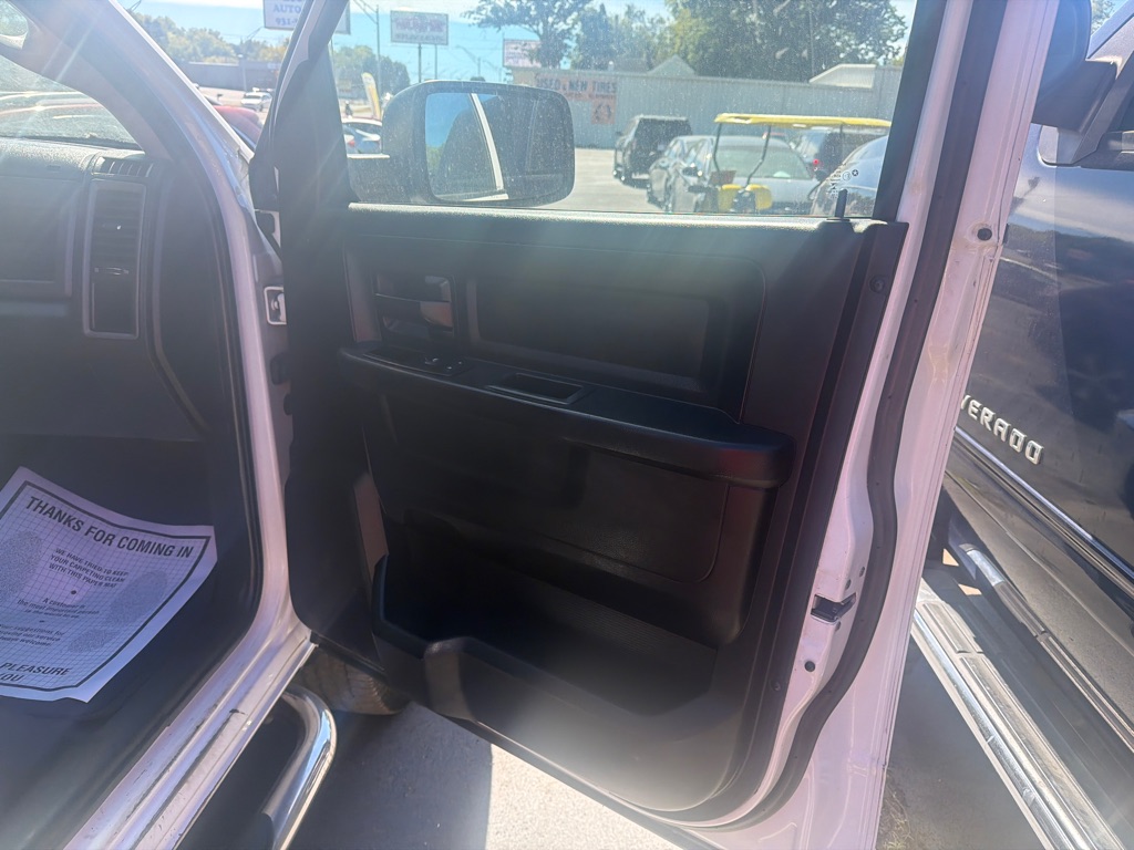 Additional photo of vehicle.