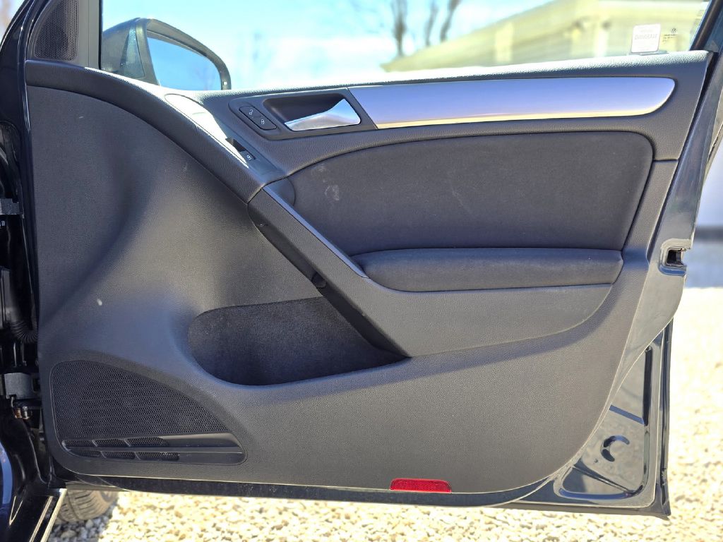 Photo 22 of this VOLKSWAGEN GOLF