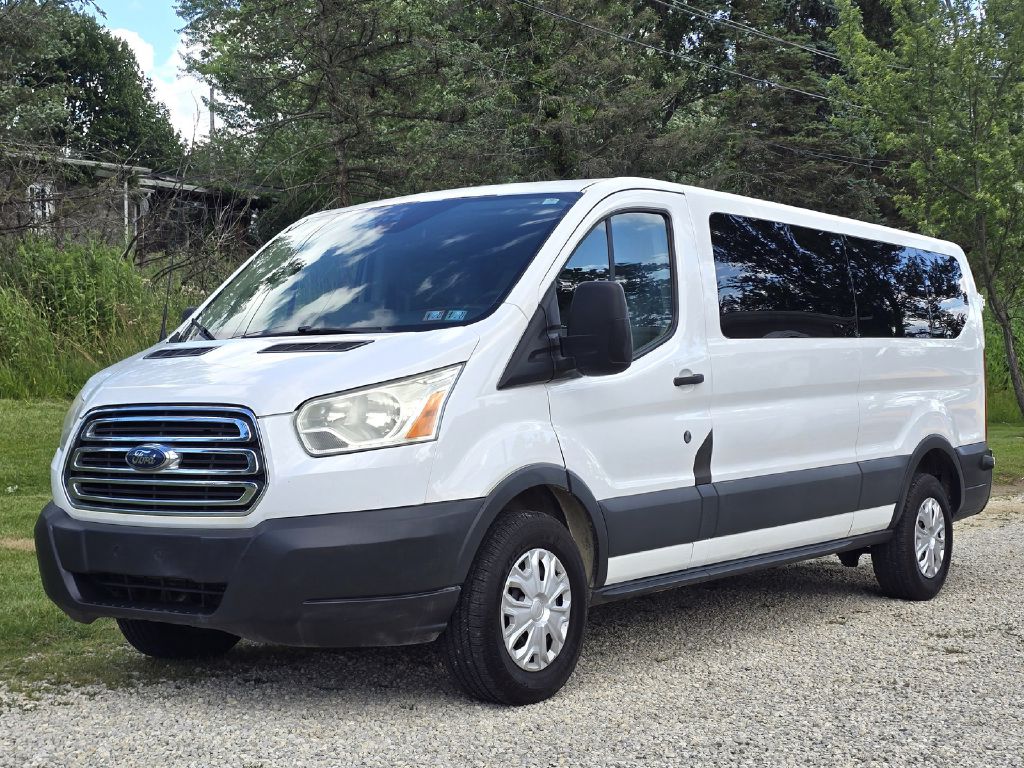 Photo 2 of this FORD TRANSIT