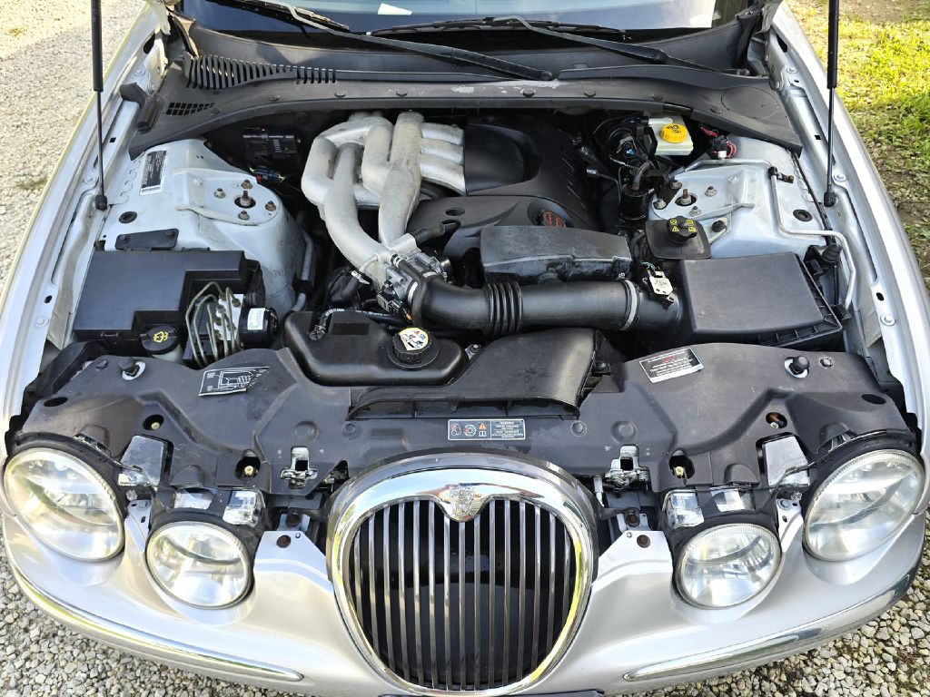 Photo 23 of this JAGUAR S-TYPE