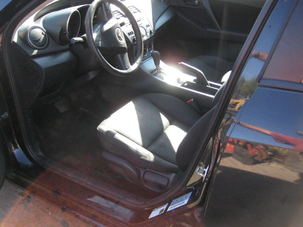 Photo 10 of this MAZDA 3