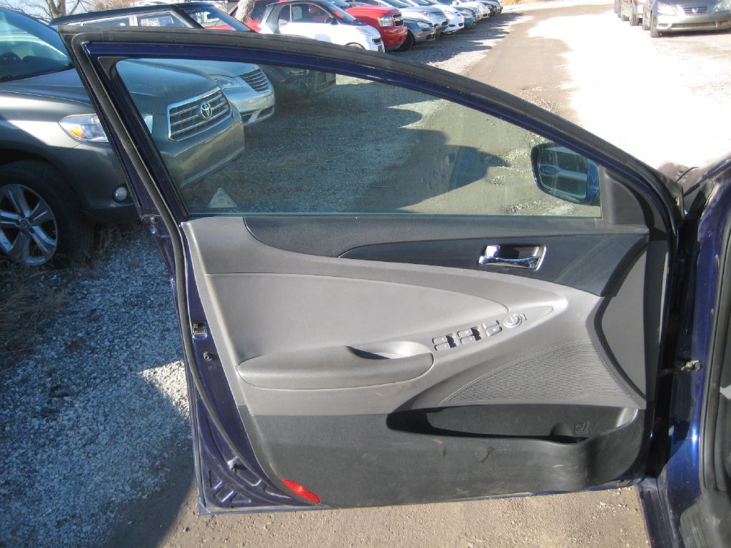 Photo 12 of this HYUNDAI SONATA