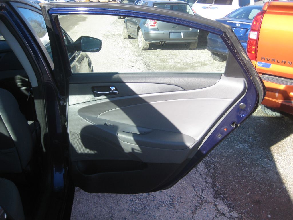 Photo 13 of this HYUNDAI SONATA