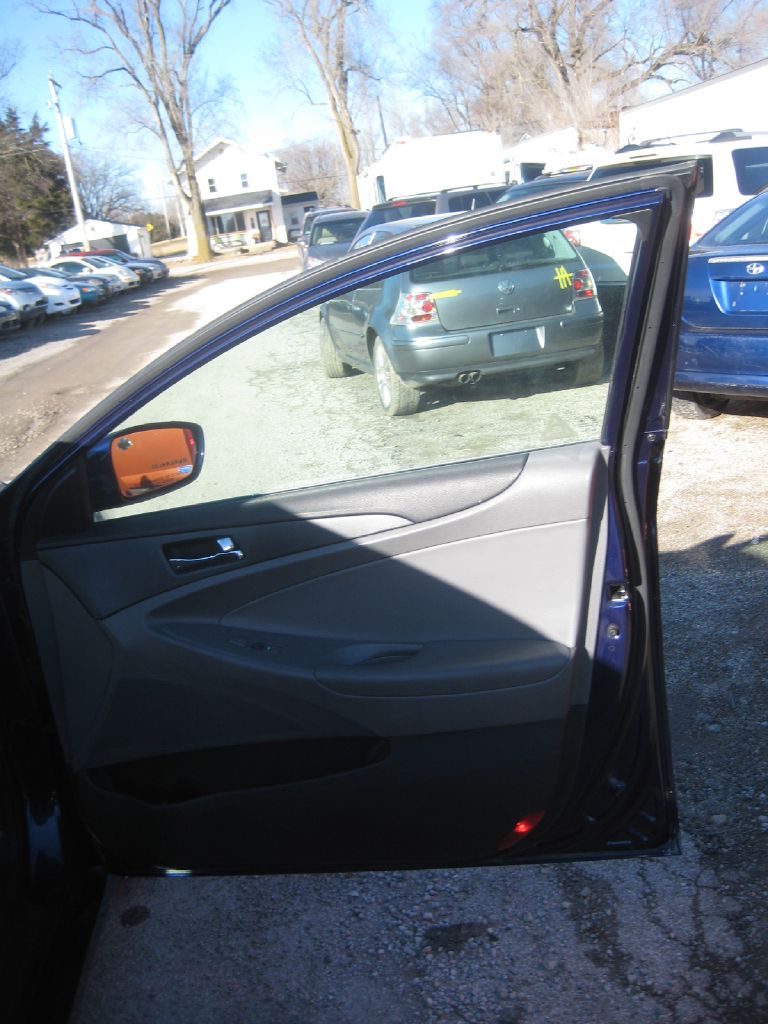 Photo 15 of this HYUNDAI SONATA
