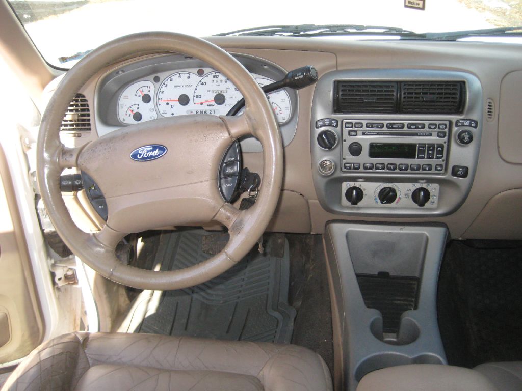 Photo 15 of this FORD EXPLORER SPORT