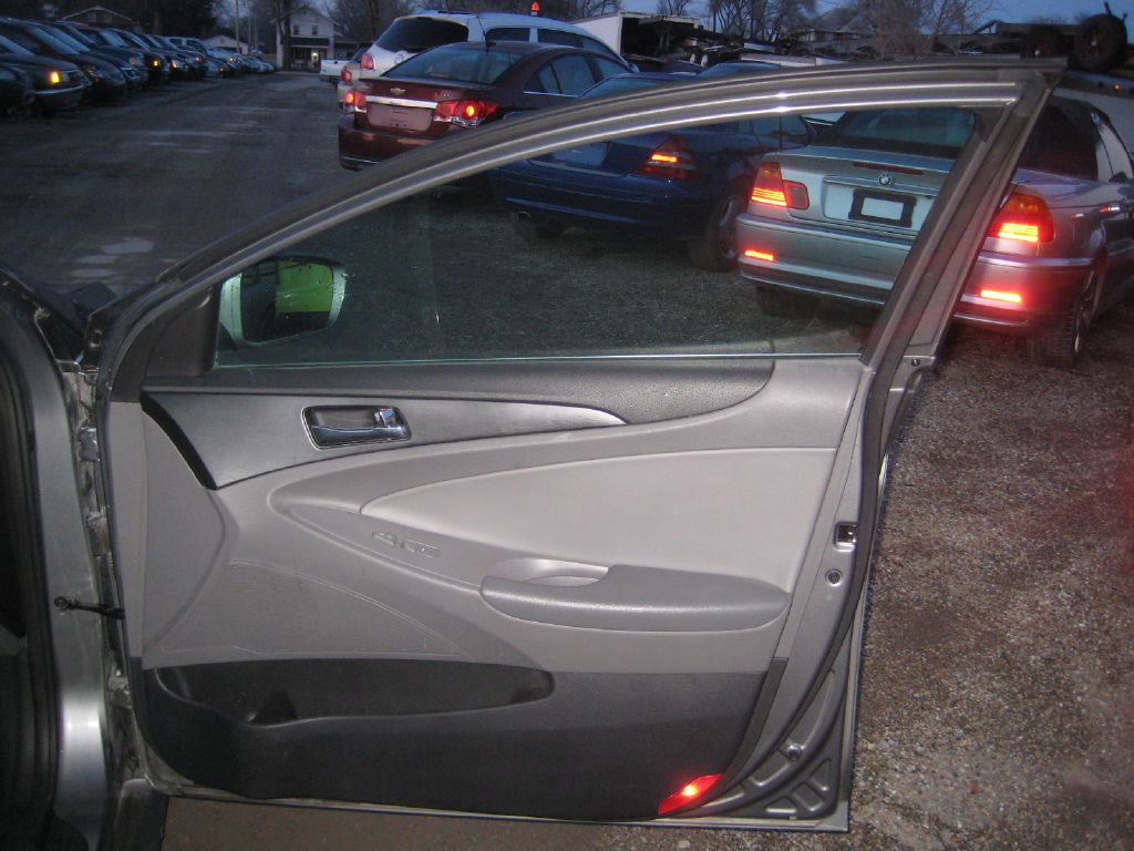 Photo 8 of this HYUNDAI SONATA