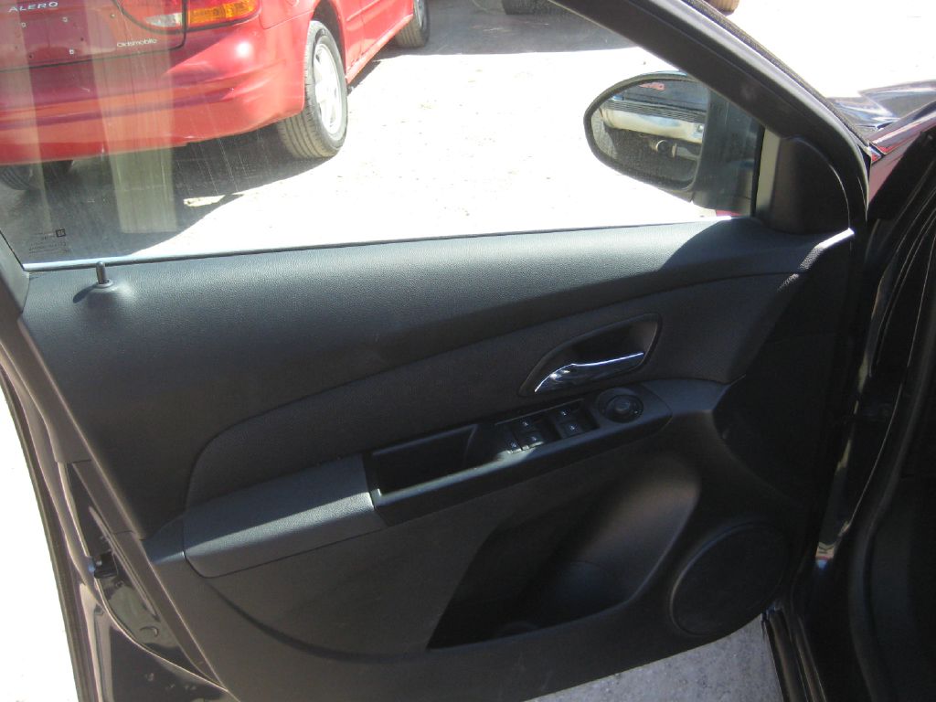 Photo 9 of this CHEVROLET CRUZE