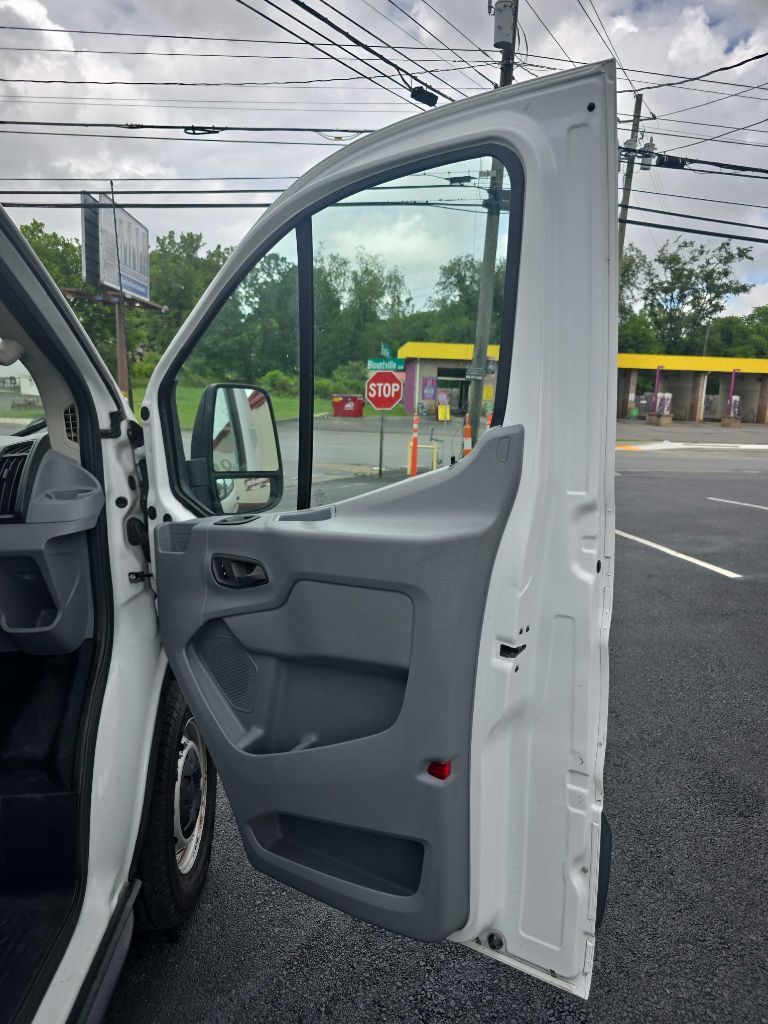Photo 14 of this FORD TRANSIT