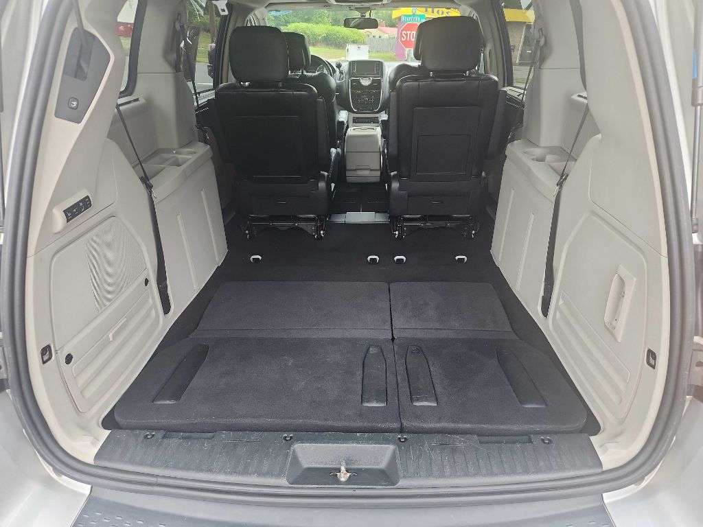 Photo 15 of this CHRYSLER TOWN & COUNTRY