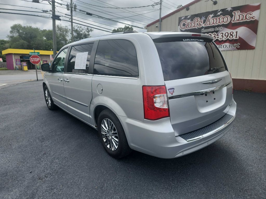 Photo 3 of this CHRYSLER TOWN & COUNTRY