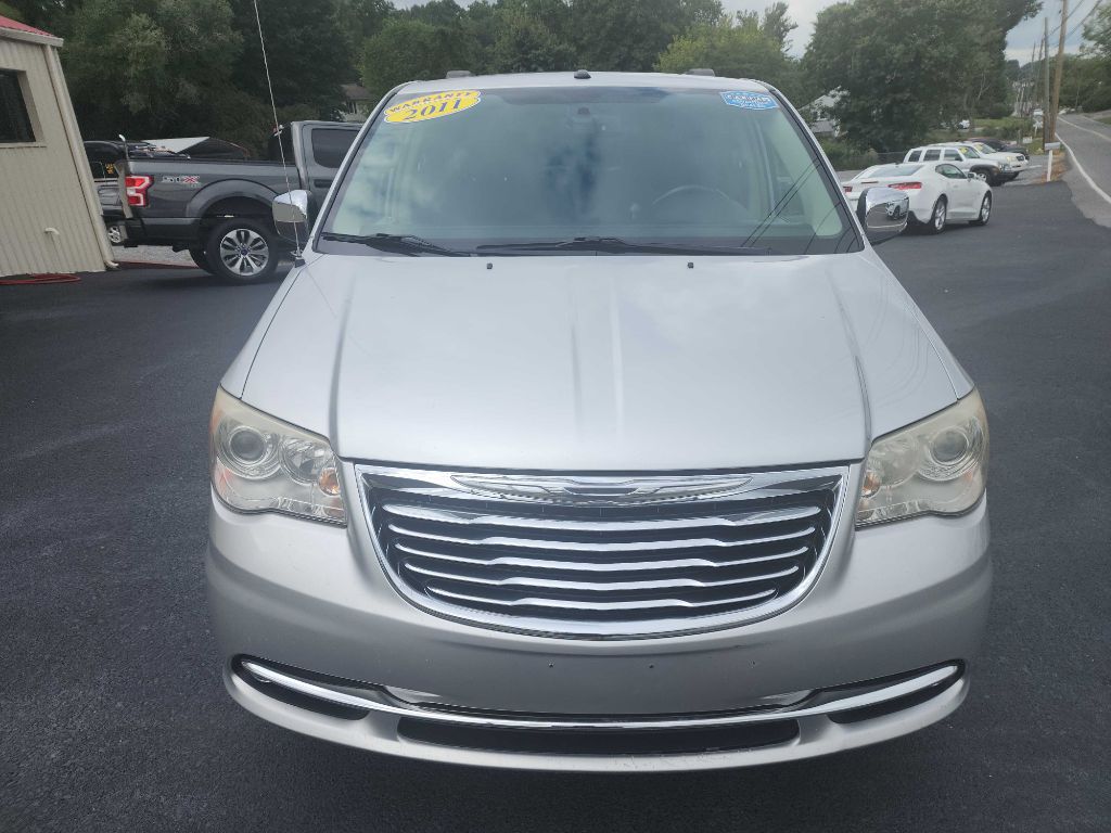 Photo 8 of this CHRYSLER TOWN & COUNTRY