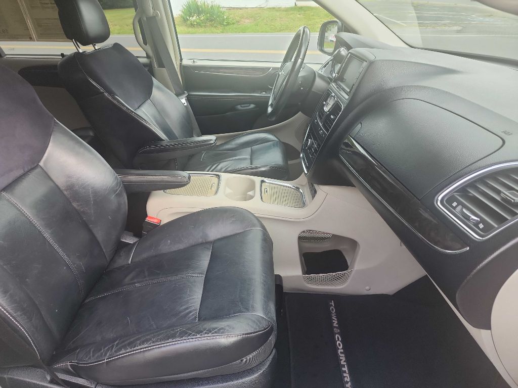 Photo 19 of this CHRYSLER TOWN & COUNTRY