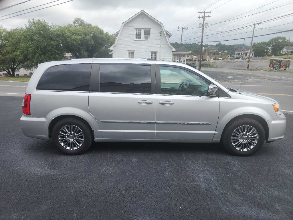 Photo 6 of this CHRYSLER TOWN & COUNTRY