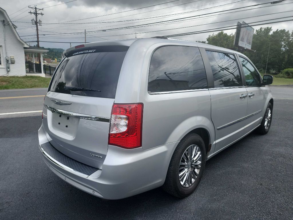 Photo 5 of this CHRYSLER TOWN & COUNTRY