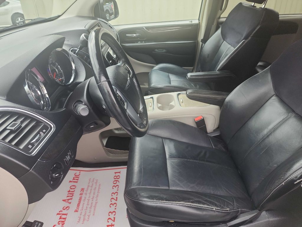 Photo 10 of this CHRYSLER TOWN & COUNTRY