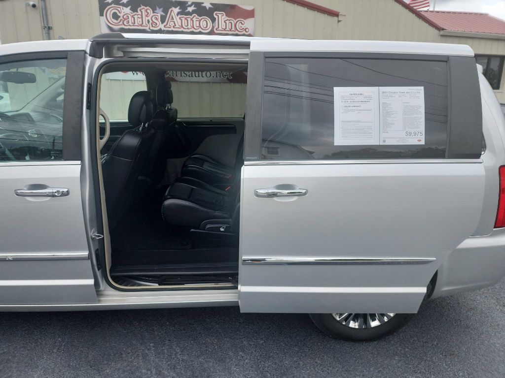 Photo 11 of this CHRYSLER TOWN & COUNTRY