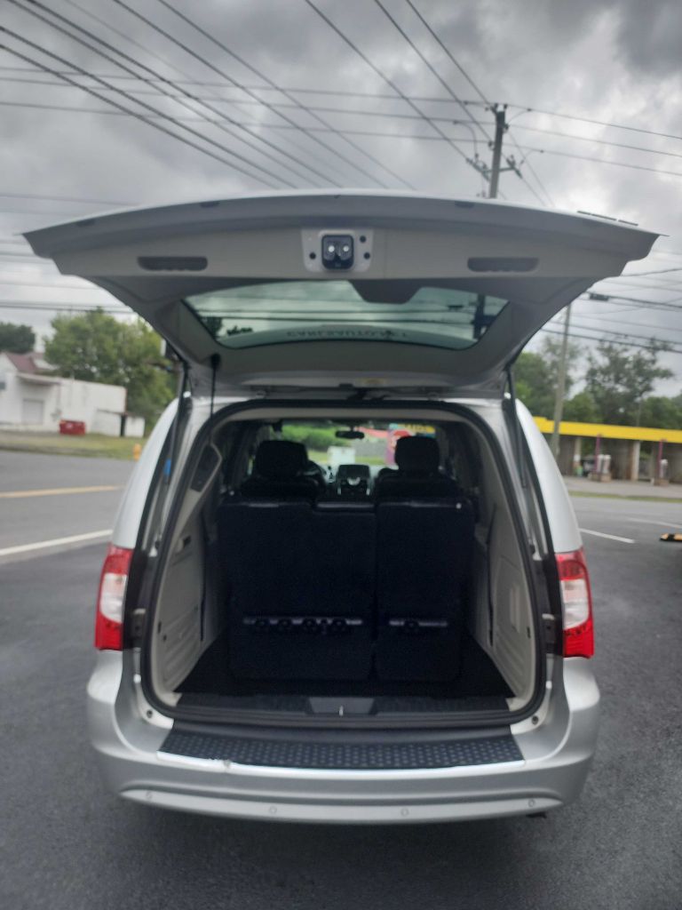 Photo 14 of this CHRYSLER TOWN & COUNTRY