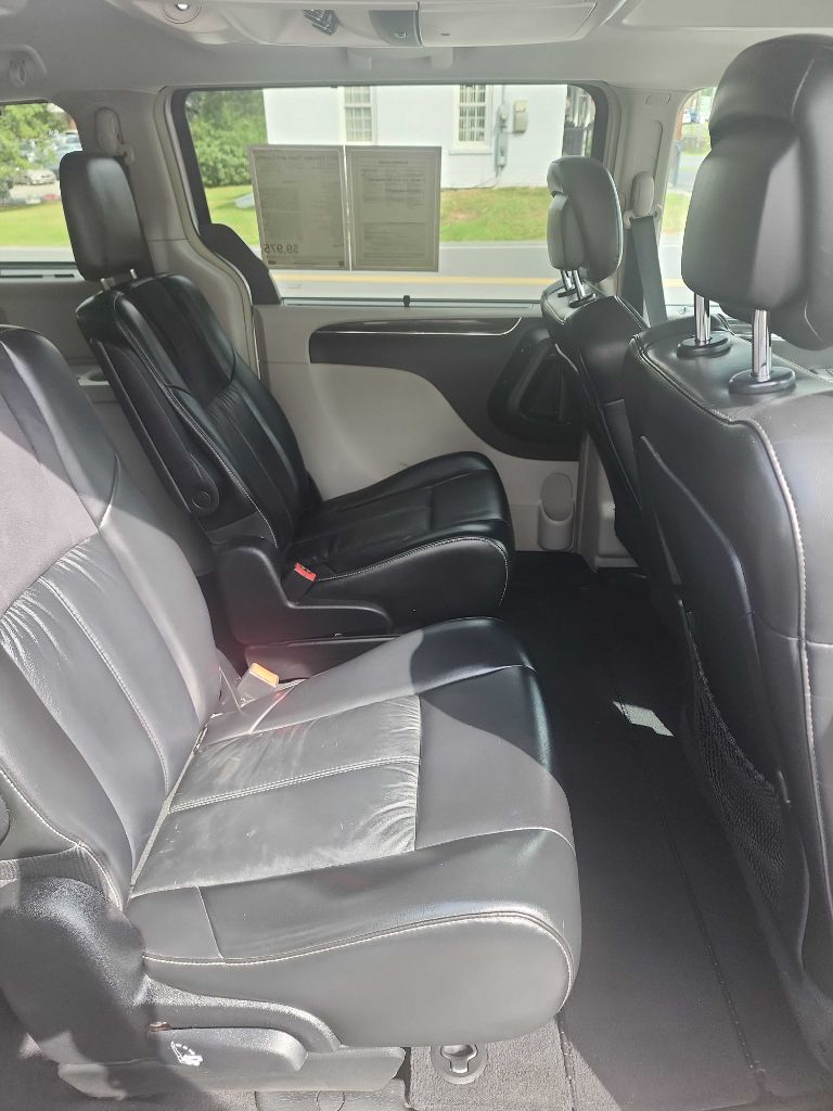 Photo 17 of this CHRYSLER TOWN & COUNTRY
