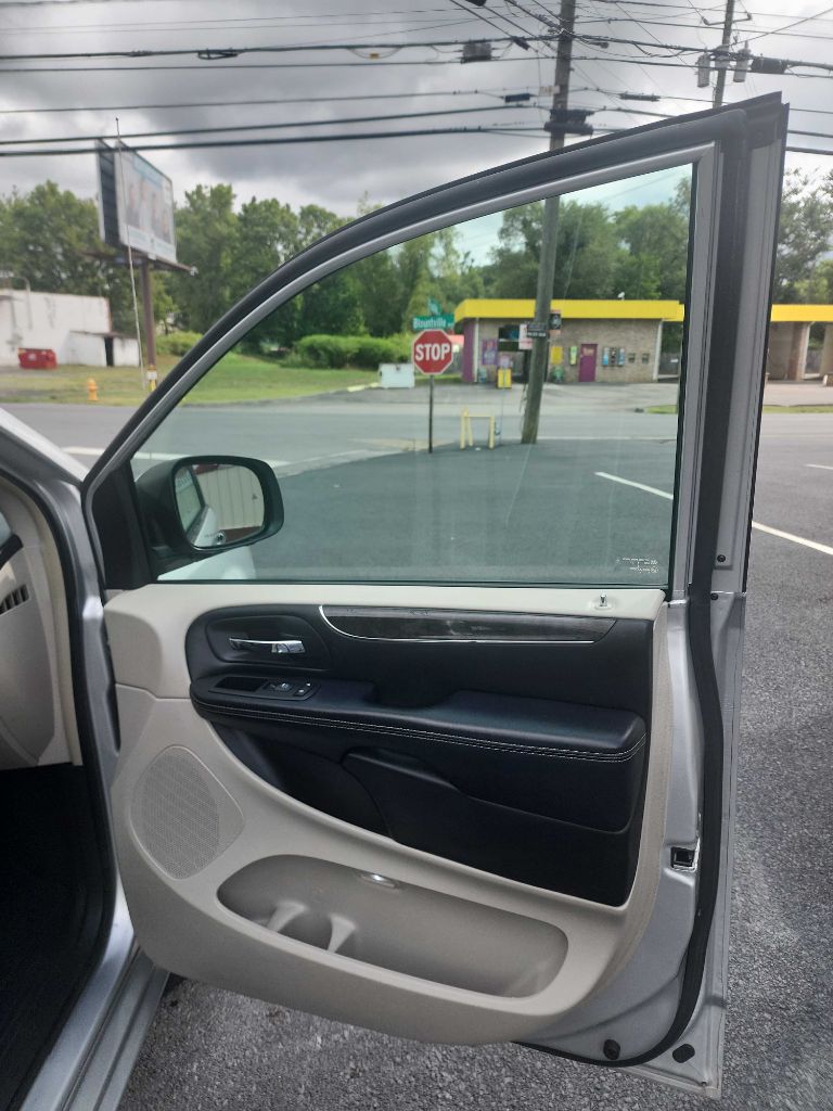 Photo 18 of this CHRYSLER TOWN & COUNTRY