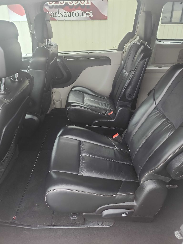 Photo 12 of this CHRYSLER TOWN & COUNTRY
