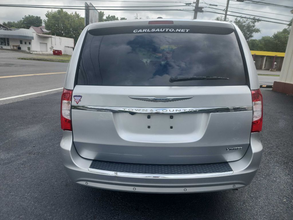 Photo 4 of this CHRYSLER TOWN & COUNTRY