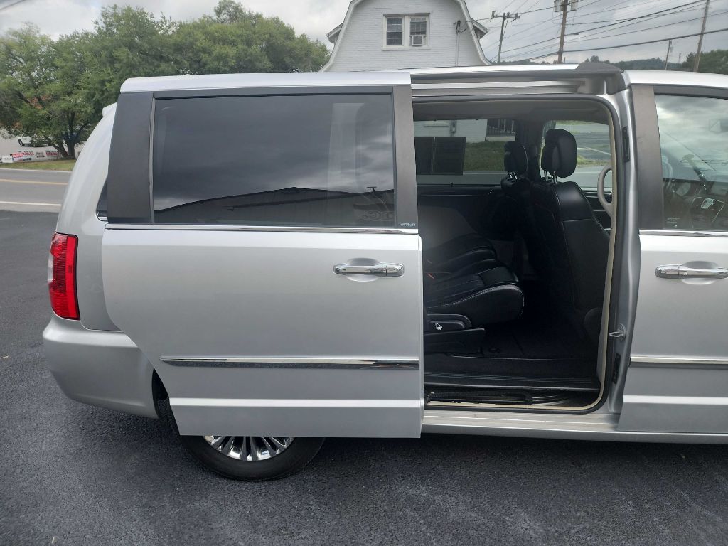 Photo 16 of this CHRYSLER TOWN & COUNTRY