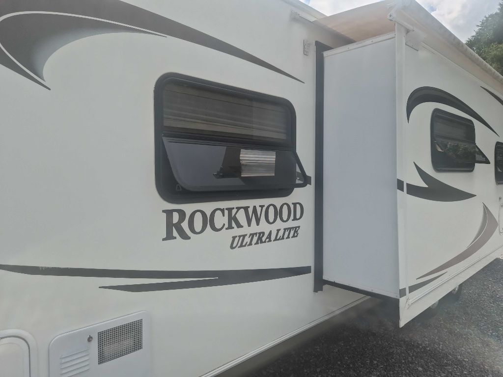 Photo 19 of this FOREST RIVER ROCKWOOD ULTRA