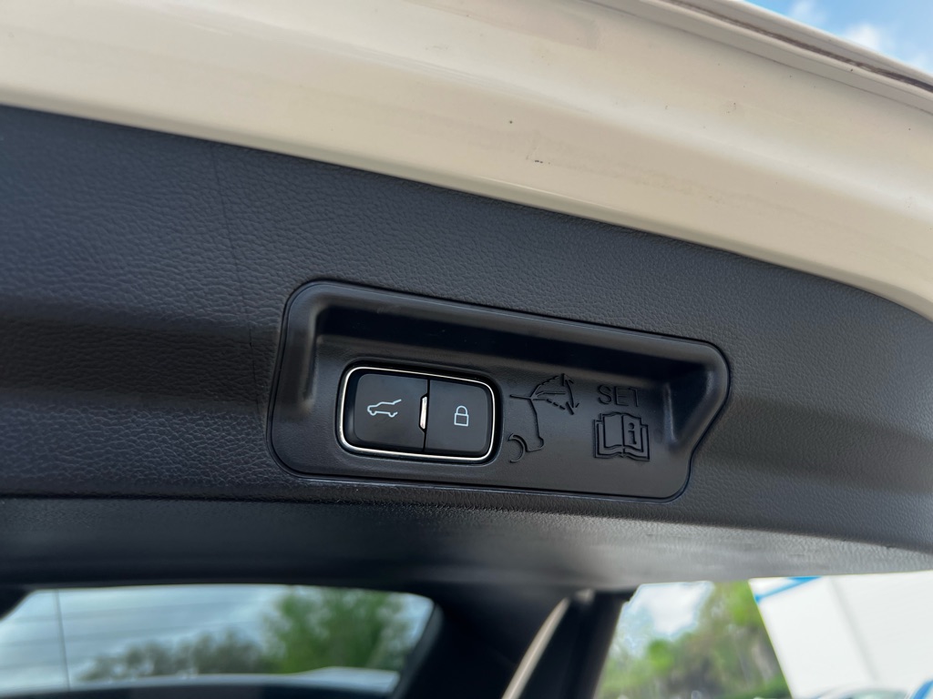 Photo 12 of this FORD EXPLORER