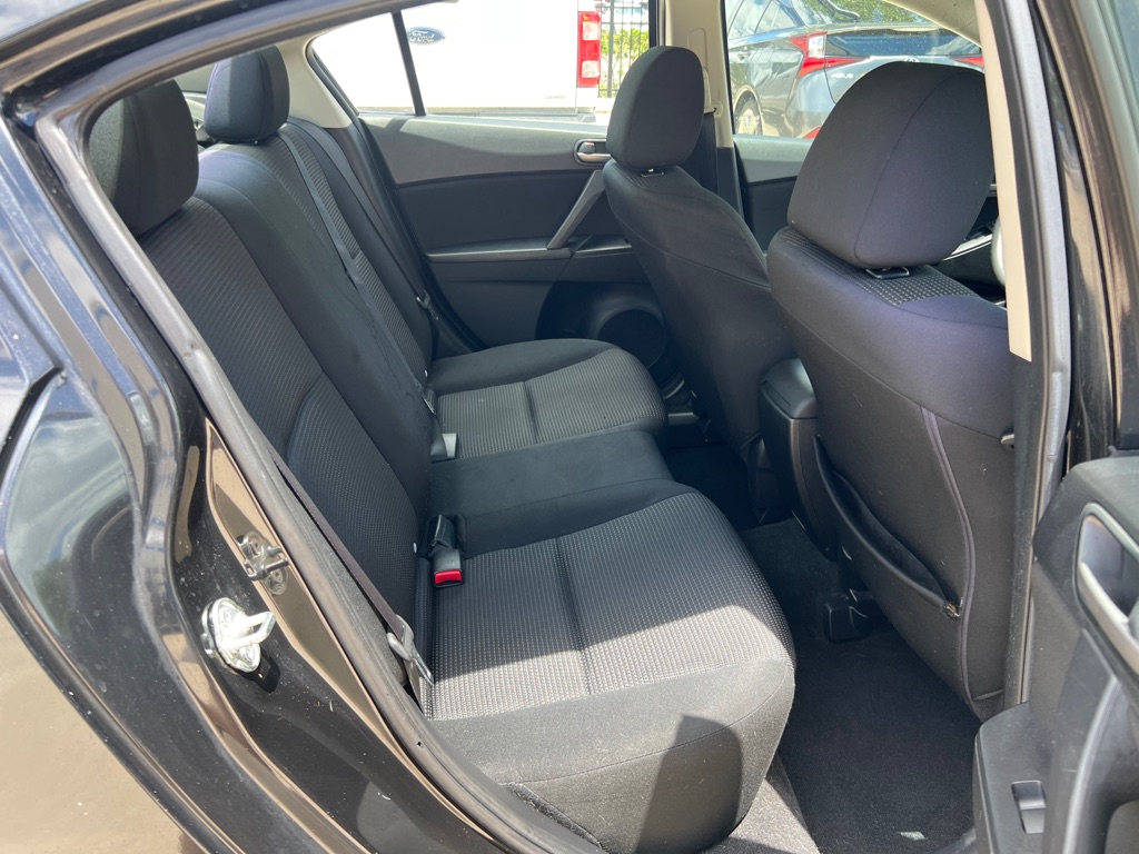 Photo 10 of this MAZDA 3