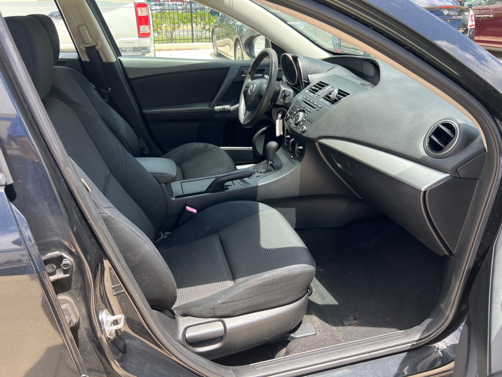 Photo 11 of this MAZDA 3