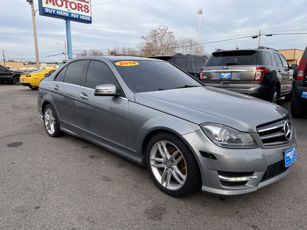 Photo 2 of this MERCEDES-BENZ C-CLASS