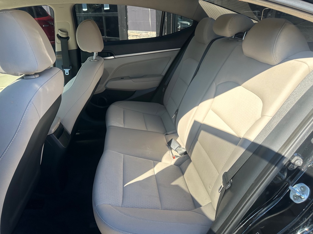 Photo 8 of this HYUNDAI ELANTRA