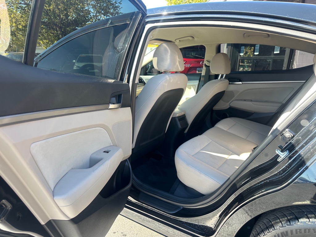 Photo 7 of this HYUNDAI ELANTRA