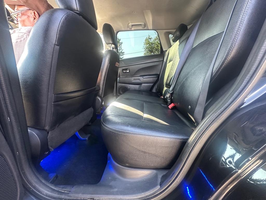 Photo 5 of this MITSUBISHI OUTLANDER SPORT