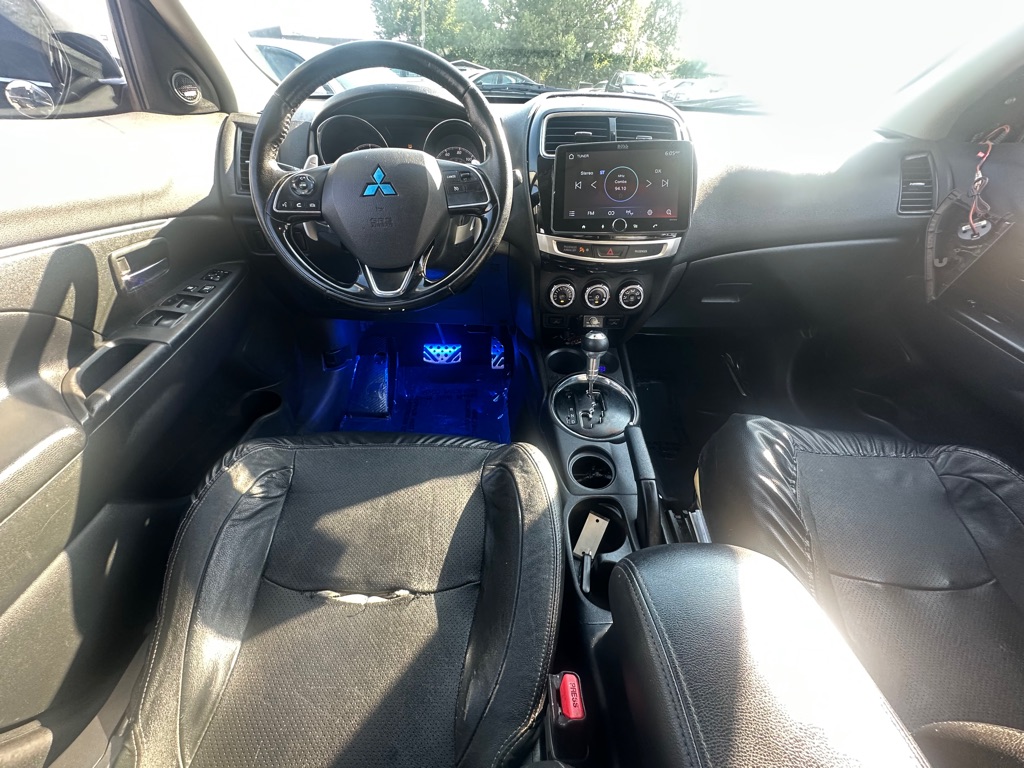 Photo 2 of this MITSUBISHI OUTLANDER SPORT