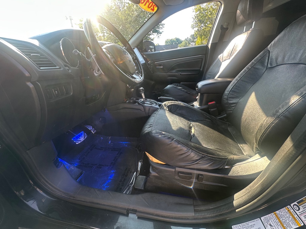 Photo 3 of this MITSUBISHI OUTLANDER SPORT