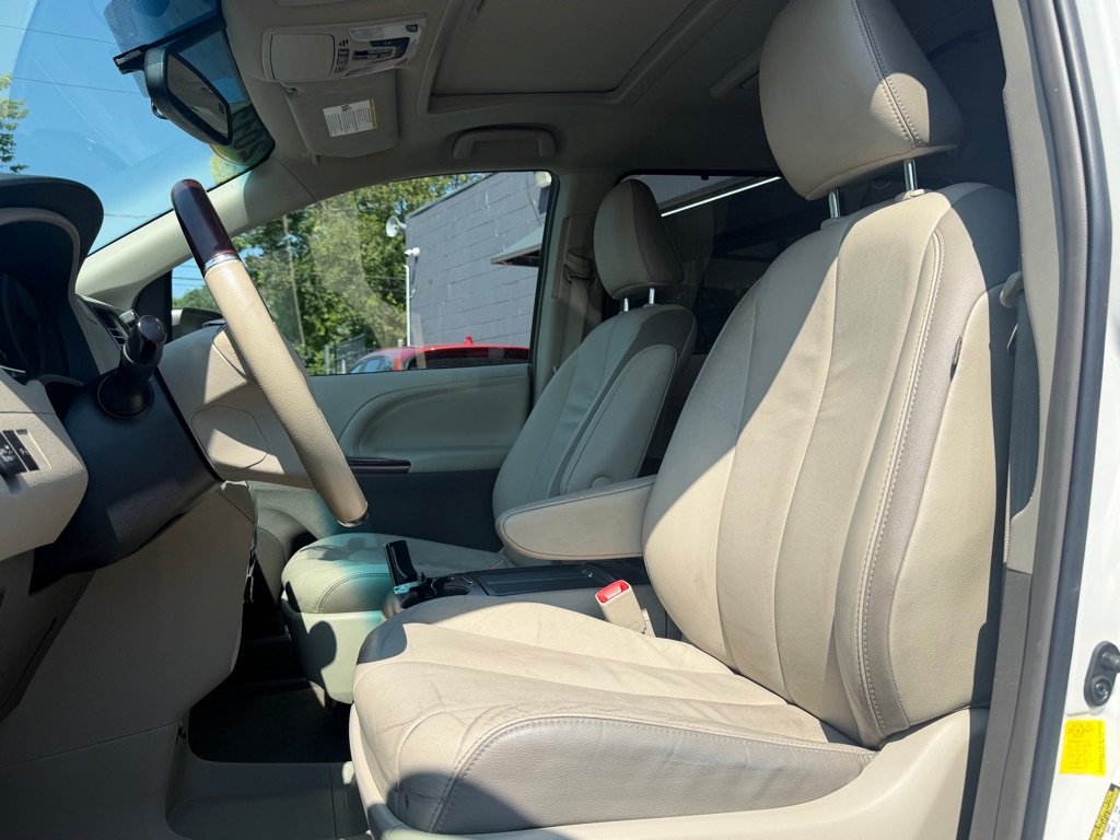 Photo 2 of this TOYOTA SIENNA