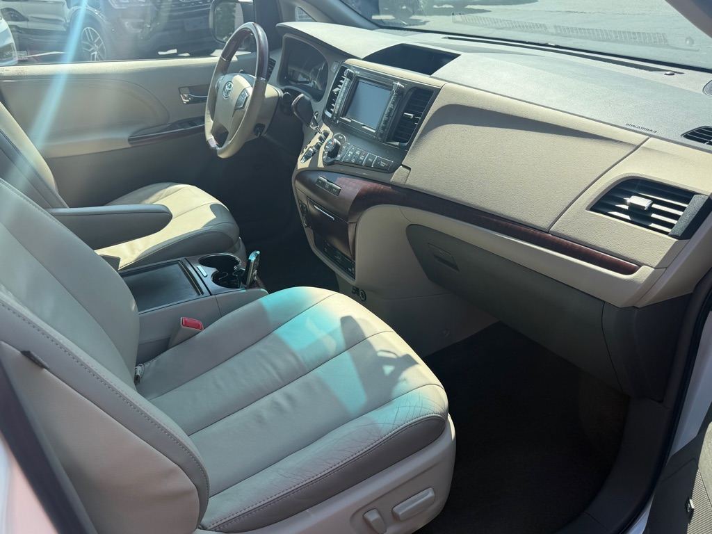Photo 7 of this TOYOTA SIENNA