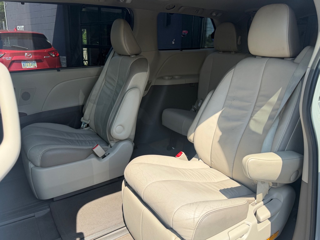 Photo 4 of this TOYOTA SIENNA