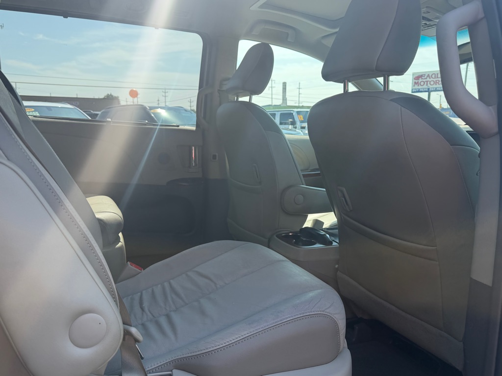 Photo 6 of this TOYOTA SIENNA