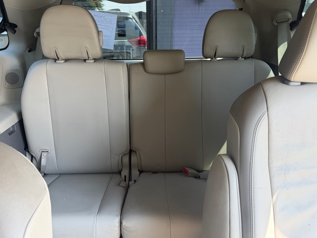 Photo 5 of this TOYOTA SIENNA