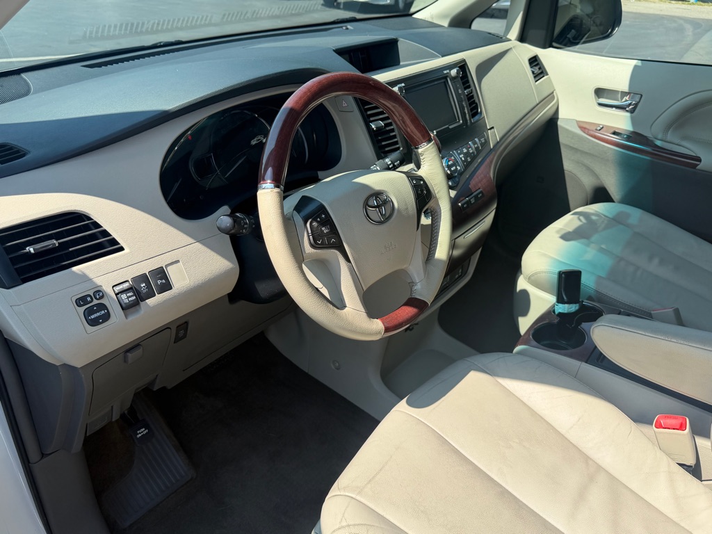 Photo 3 of this TOYOTA SIENNA